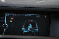 搭載するハイブリッドシステムは、モーターがエンジンをアシストする。モーターのみでの駆動はできない。