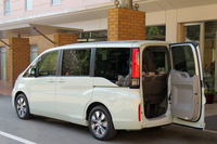 新型「ステップワゴン」の大きな特徴である「わくわくゲート」。実用性に配慮して、サブゲートには3段階のノッチが備わっている。