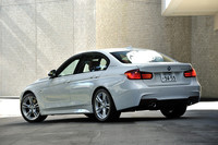 【テスト車のオプション装備】 イノベーション・パッケージ＝22万円／アダプティブMサスペンション＝10万円／電動ガラス・サンルーフ＝17万円／リア・サイド・ウィンドウ・ローラー・ブラインド＝3万6000円／トップ・ビュー＋サイド・ビュー・カメラ＝10万円／パーキング・アシスト＝4万9000円／ダコタ・レザー・シート＝25万9000円