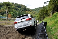 特設されたオフロードセクションを行く「ラレード」。テールパイプがシングルになるのが外観上の識別点（「リミテッド」はデュアル）。
    