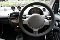 ほぼノーマル仕様と同じような景色が広がる運転席まわり。BRABUS仕様では、アルミペダル、本革のシートやトリム、SRSサイドエアバッグバッグなど上級装備が充実しているのは事実だが、同じ小さなクルマでも、軽自動車に乗ったときの“安っぽさ”を感じさせないのは立派だ。