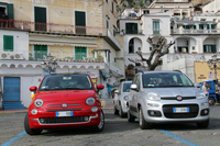 「フィアット500」（写真左）。マイナーチェンジ後の最新型は、レンタカー用として早速各地で大量導入されている。