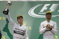 日本GPで今季8回目の1-2フィニッシュを飾ったメルセデス。あと2回で、1988年にマクラーレンが打ち立てた記録に並ぶことになる。優勝したルイス・ハミルトン（写真右）は3連勝で今シーズン8勝目。ニコ・ロズベルグ（左）は今年8回目の2位に終わり、ランキング首位のハミルトンとの差は3点から10点に広がった。（Photo=Mercedes）
    