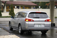 アコードワゴン「24E エクスクルーシブパッケージ」のリアビュー。ワゴンは全モデル、電動開閉式のパワーテールゲートを標準装備する。
	 