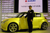 
	「CONCEPT-S2」とスズキの津田紘社長
	 