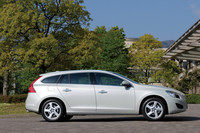 低いこと、流麗なことを身上とする「ボルボV60」。四角張った過去のボルボのイメージとは一線を画する。