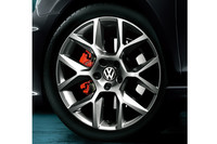 ガンメタリックの専用18インチアルミホイール。