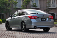 セダンの上級グレード「レガシィB4 リミテッド」のリアビュー。