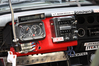 ヒストリック・モンテでは、ラリーコンピューターなどの電子機器の装着は許されていないため、必然的にラリー用計器もマシンにふさわしいレトロなものとなる。スウェーデンの「ハルダ」製の「スピードパイロット」（左）と「ツインマスター」（右）は、いずれも往年のラリー車の定番アイテムである。