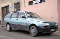 「エルバ」はイタリアでフィアット版のほか、インノチェンティブランドでも同様に「エルバ」の名前で販売された。これは、筆者がその名前の基となったエルバ島で見つけて撮影したもの。