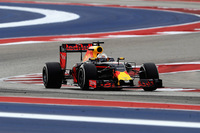 アメリカでもメルセデスの速さは変わらないものの、レッドブルのナンバー2のポジションもまた揺るぎないものだった。予選ではリカルド（写真）がチームメイトを破り3位、マックス・フェルスタッペン4位。レーススタートでリカルドが2位に上がったものの、フェルスタッペンのリタイアによるバーチャル・セーフティーカーが不利に働き、結果3位。（Photo=Red Bull Racing）