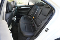 後席の広さはDセグメントのFRセダンとしては標準的なもの。安全性に配慮して、サイドエアバッグ、サイドカーテンエアバッグは標準装備となる。