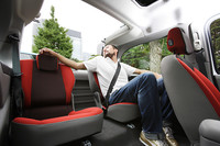 後席の頭上空間やレッグスペースは十分。ただし取り外しや折りたたみといったシートアレンジメントを考慮してか、後席シートがやや小ぶりなのが残念。