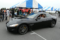 チャリティタクシーの「マセラティ・グラントゥーリズモ」。ハンドルを握るのは、『NAVI』の加藤編集長。