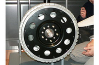 
	アウターホイール型のインホイールモーター。出力はインナー型より高く、50kW（約68ps）の出力があるという。デメリットは、重くて大きいこと。単体で28kgあり、ホイールサイズは20インチ。
	 