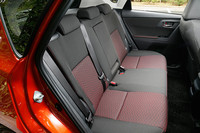 前席に薄型シートバックを採用し、後席の膝まわりは先代モデルより20mm拡大されている。