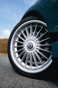 テスト車が装着していたホイールは本来オプションとなる19インチの“クラシック”と呼ばれるデザイン。基本的に同じデザインの18インチが標準で、さらに“ダイナミック”19インチも用意されている。（写真＝北畠主税＜ARGOS＞）