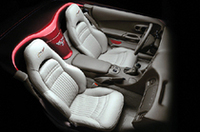 
	TOPはコーベットのレースカー。インテリアカラーの「シェール」は、2002年に発売された50周年記念モデル（インテリア写真）にも採用された。
	 