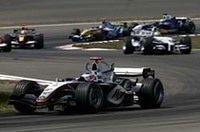 スタートでトップを奪い、59周中48周をリードしたライコネン（写真手前）。フラットスポットをつくってしまい、終盤はタイヤからのバイブレーションと格闘。アロンソからの猛追にあいクルージングもできず、最終周、震動に耐え切れなくなったサスペンションが壊れ大クラッシュ。3連勝の夢は消えた。（写真＝メルセデスベンツ）