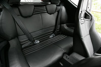 2＋2仕様の後席。スペースはミニマム。2シーター仕様もあり、そちらは42万円安の設定となる。