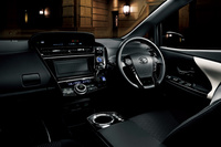 「トヨタ・プリウスα」に「黒」が特徴の特別仕様車の画像