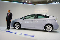 発表会では、トヨタ自動車の豊田章男副社長（写真左）が挨拶。国内での好評に触れつつ「新しいプリウスは取り扱い国を80カ国へと倍増させる」と語気を強めた。