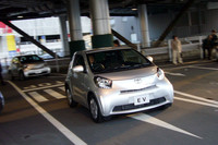 今回の説明会では、開発中のEVの試乗も行われた。開発スタッフは「『RAV4 EV』に比べればおとなしい仕上がり」と評するが、ピックアップは必要十分。0-100km/h加速は14秒台で、最高速度は125km/hとなっている。
航続可能距離は105kmで、満充電に要する時間は100V充電器で10時間、200Vで4時間。急速充電器を使えば、15分で80％まで充電できる。