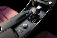 トランスミッションは8段AT。手前に見える丸いダイヤルは、4つの走行モードが用意される「ドライビングモードセレクト」のコントローラーである。