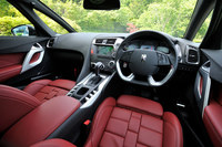 上級グレード「シック レザーパッケージ」のインテリア。レザーの色は茶系の「クリオロ」「フォヴ」、赤系の「ルージュ」から選択可能。