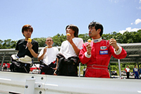 ソフトクリームを食べながら、入念な（？）打ち合わせをする4人。左からwebCG本諏訪＆コンドー、CG桐畑、NAVIシオミ。