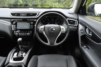 「先進感と上質感の融合」がうたわれるコックピット。センターコンソールは、ピアノブラックのパネル類で飾られる。
    