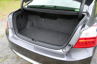 バッテリーやコンバーターを積むため、トランクルームの奥行きに余裕はない。容量は381リッター＋床下17リッターとなっている。
    