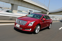 昔のアメ車の走り味を残す一方、装備についてはアクティブクルーズコントロールや衝突被害軽減ブレーキなど、ハイテクを満載。
    