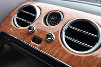 センターコンソール上部には、アナログ式のクロックが配される。