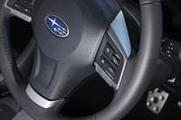 ステアリングホイールのスポーク部には、好みの走行モードが選べる「SI-DRIVE」や、EV走行を最大限に活用しながら前走車に追従できる「ECOクルーズコントロール」のスイッチがレイアウトされる。