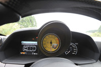 メーターまわり。中央には回転計が、その左右に液晶画面が並ぶ。向かって左の画面は主に車両の状態を示すもので、対する右側にはスピードメーター（写真のもの）やカーナビの画面が表示される。