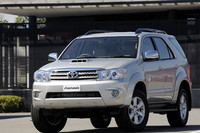 「トヨタ・フォーチュナー」。現行モデルは2005年のデビュー。アジア、アフリカ、中南米、中近東の各地で、2009年は7万9067台が販売された。