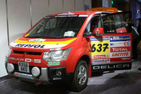 リスボンからダカールまで、砂漠やサバンナを8000km以上走破した「ダカールラリー・サポートカー」のD：5も展示された。