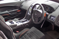 スエード調の表皮で覆われたインテリア。