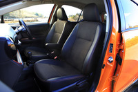 シートは合成皮革とファブリックのコンビタイプ。運転席にはアームレストが標準で装備される。
    