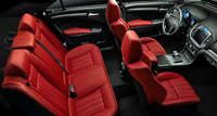 レッドレザーシートが与えられるインテリア。