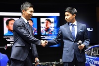 SUPER GTは山内英輝選手（左）と井口卓人選手の2名体制。