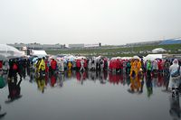 駐車場から出るのに渋滞。いきなりコレかー。