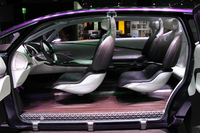 「イニシャル パリ」の室内。