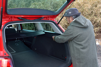 後席は、荷室側からもレバー操作で折り畳める。大きな荷物や長尺物の積み込みに対応する。