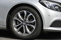 「C220dアバンギャルド」には、写真の5スポーク17インチアルミホイールが与えられる。別途オプションとして、18インチの「AMG 5スポークアルミホイール」も用意される。