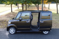 左右にスライドドアが備わる「N BOX」。グレードにより、開閉は電動となる。