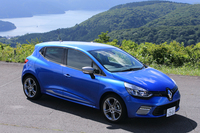 エクステリアでは、LEDポジションランプを装備した専用フロントバンパーや、「ルノースポール」と同じ仕様のリアスポイラー、専用デザインの17インチアルミホイールなどが特徴。
    