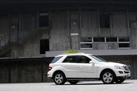 「ML350ブルーテック」には、専用デザインの19インチ5スポークアルミホイールやステンレス製サイドステップが標準装備される。