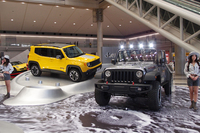 こちらは、ジープブランドの2台。「ラングラー アンリミテッド」（写真右）と「レネゲード」（同奥）。